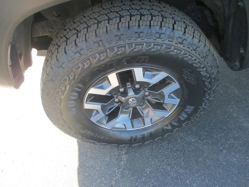 Used 2023 Toyota Tacoma TRD Off-Road w/ TRD Premium Off Road Package AWD/4WD image 15