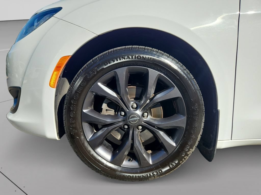 Used 2019 Chrysler Pacifica Touring-L Plus w/ S Appearance Package FWD image 9