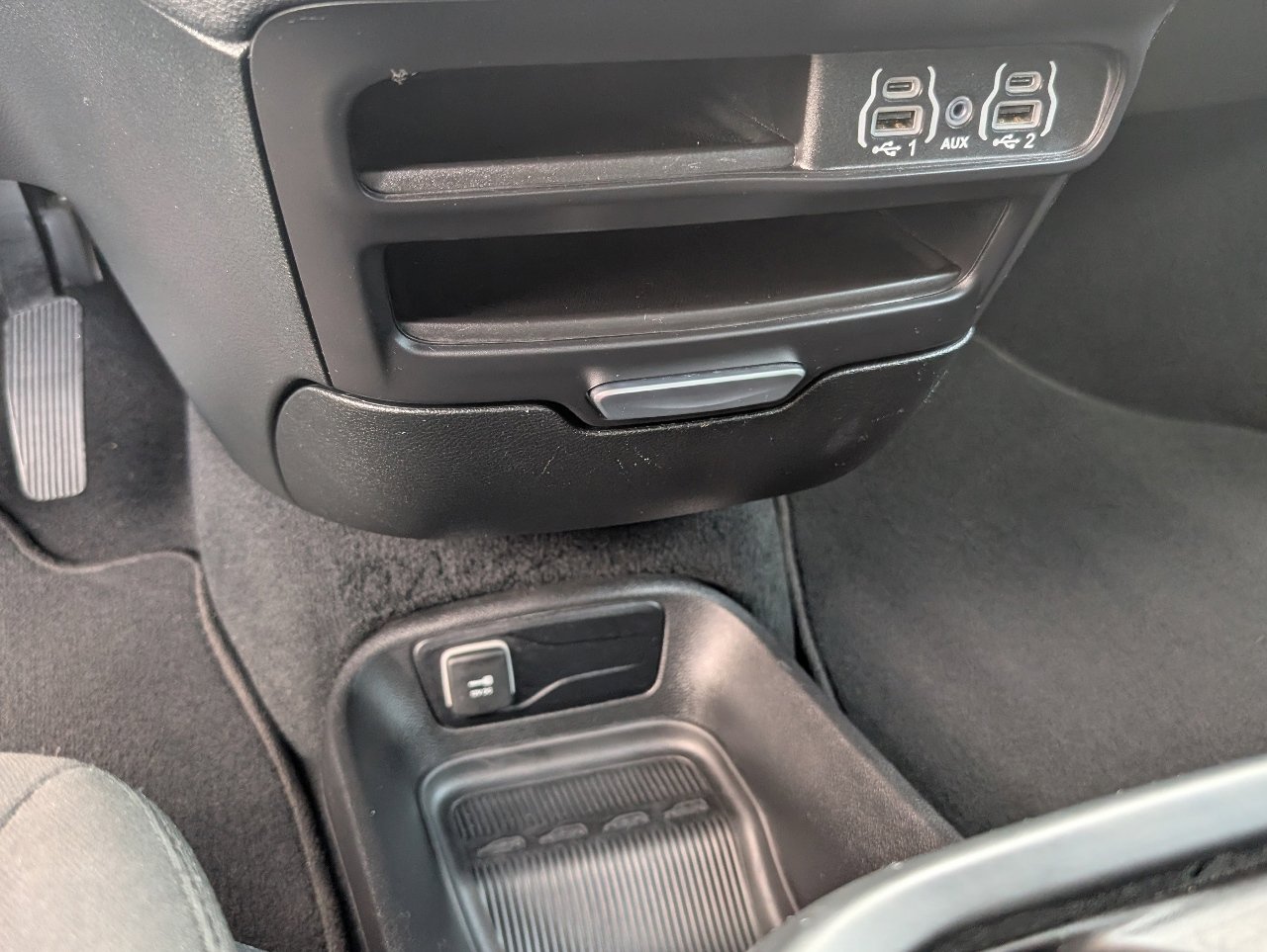 Used 2024 Chrysler Pacifica Touring image 16