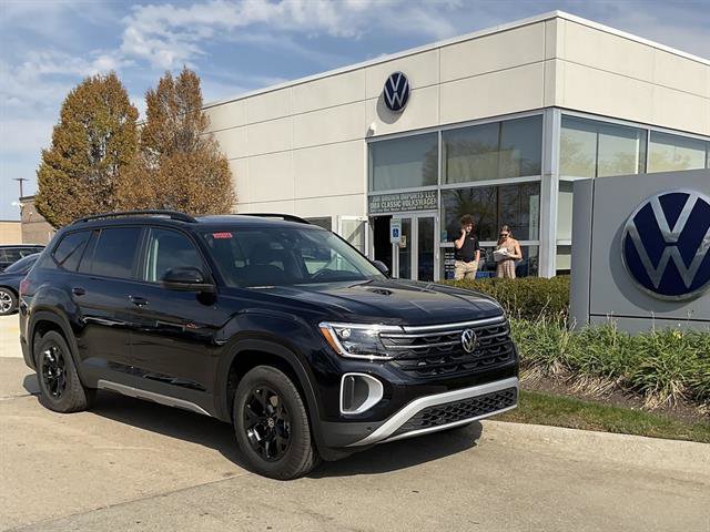 New 2026 Volkswagen Atlas Peak Edition image 1