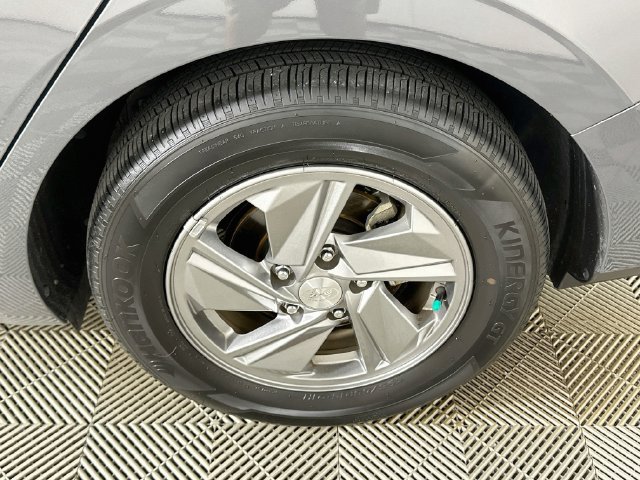 Used 2025 Hyundai Elantra SE w/ Cargo Package FWD image 21