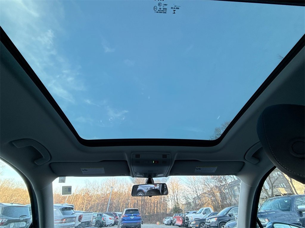 Used 2020 Volkswagen Tiguan SE w/ Panoramic Sunroof Package image 16