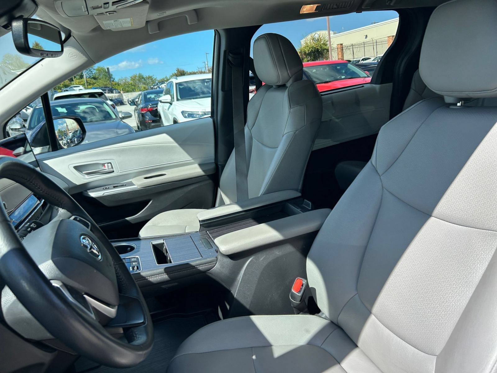 Used 2025 Toyota Sienna XLE FWD image 34