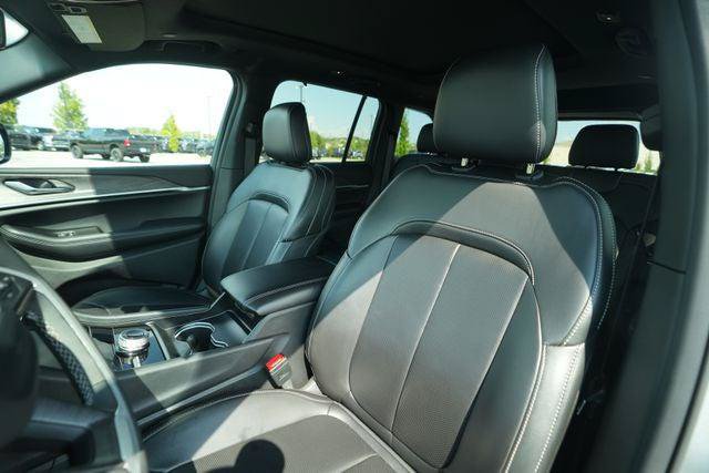 Certified 2025 Jeep Grand Cherokee Limited w/ Luxury Tech Group II AWD/4WD image 43