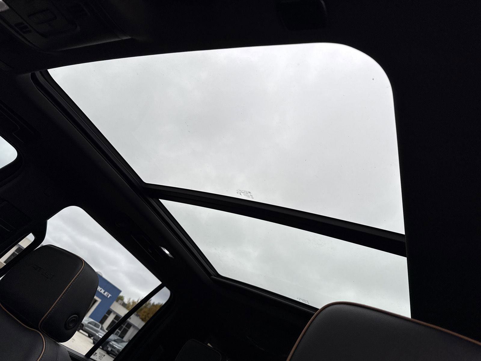 Used 2023 GMC Yukon XL AT4 w/ Technology Package image 26