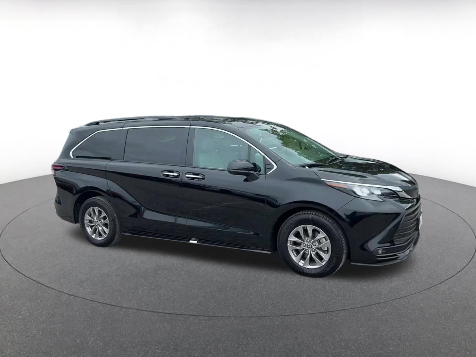 Used 2025 Toyota Sienna XLE FWD video 2