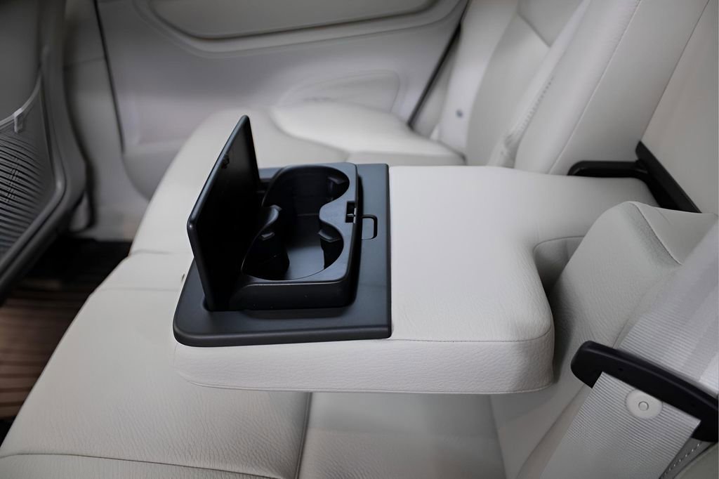 Certified 2025 Volvo XC90 T8 Plus w/ Protection Package Premier image 32