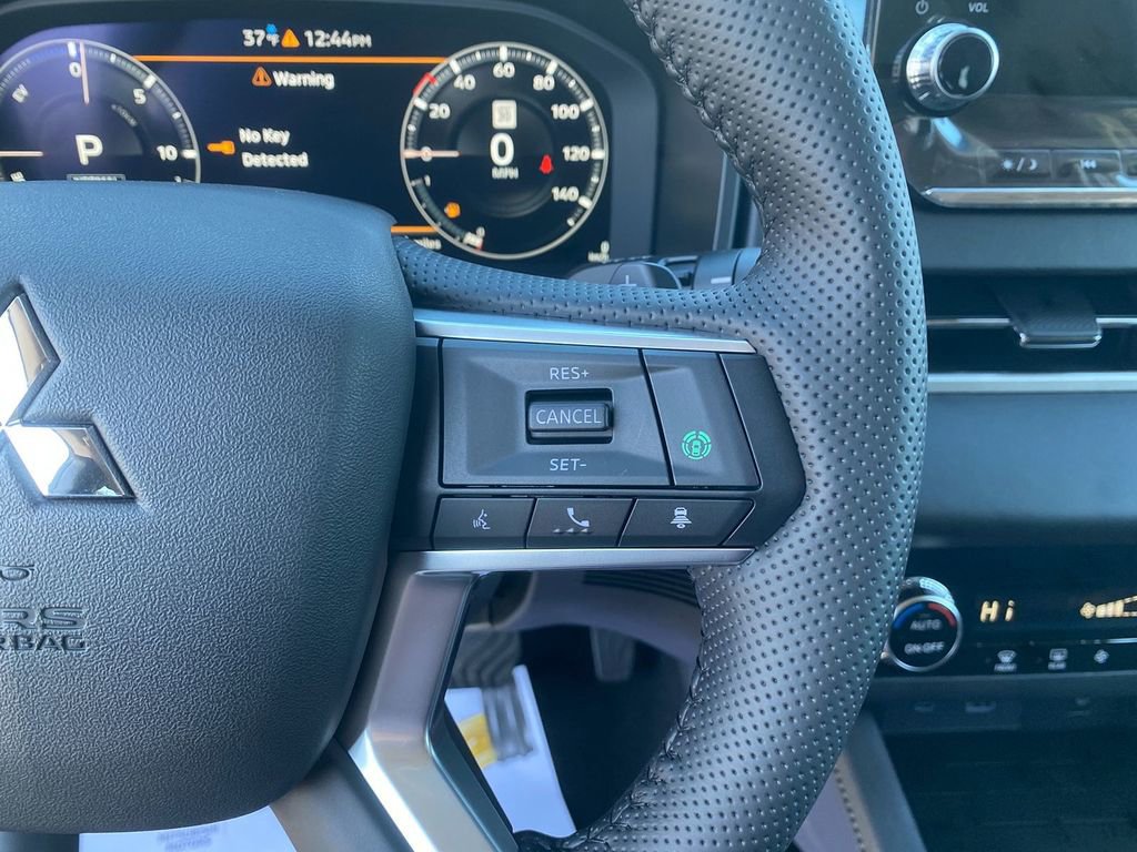 New 2025 Mitsubishi Outlander SE image 17