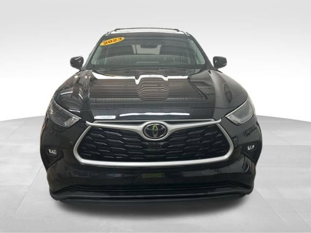 Used 2023 Toyota Highlander XLE FWD image 2