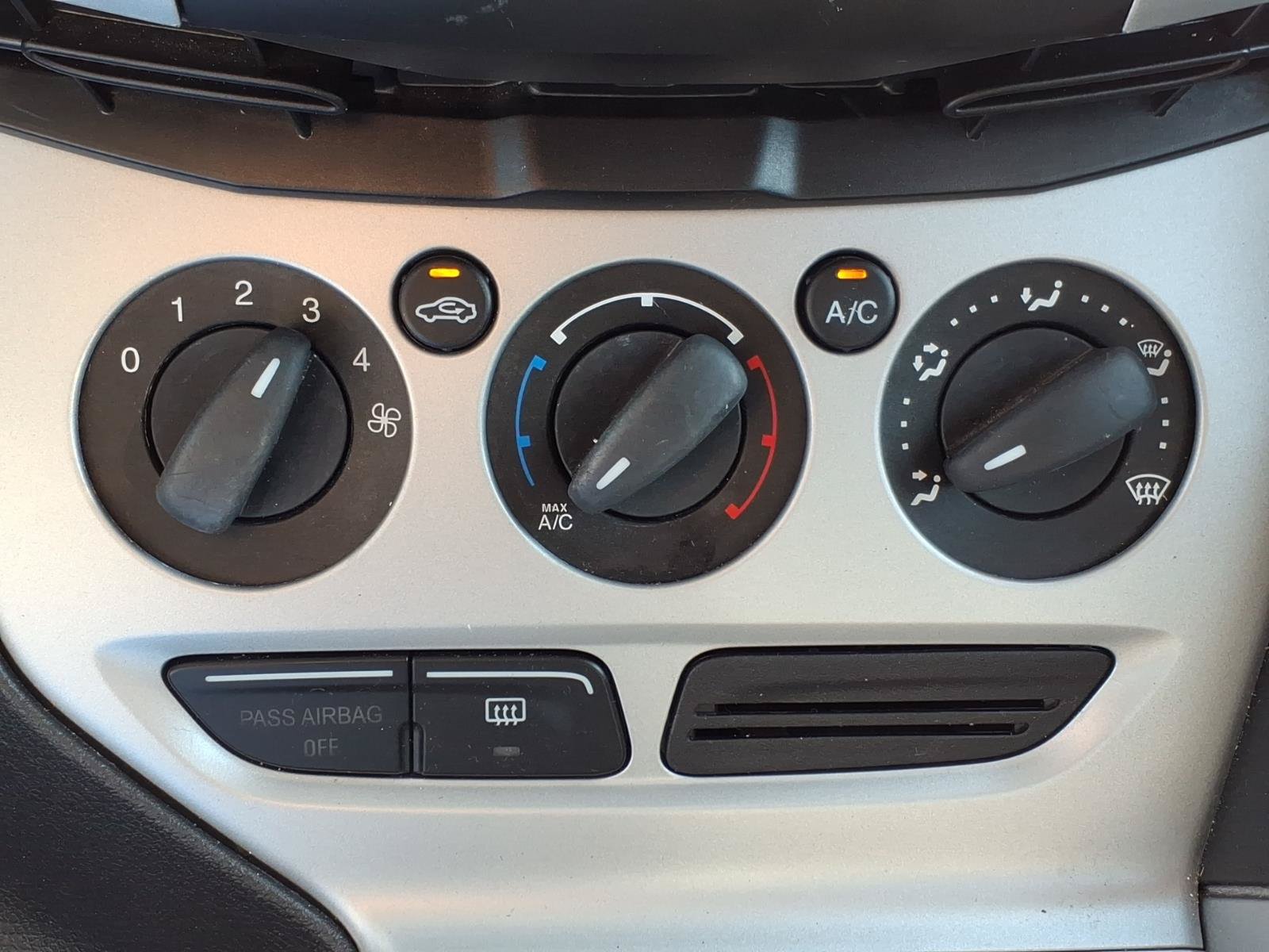 Used 2014 Ford Focus SE w/ Equipment Group 201A FWD image 18