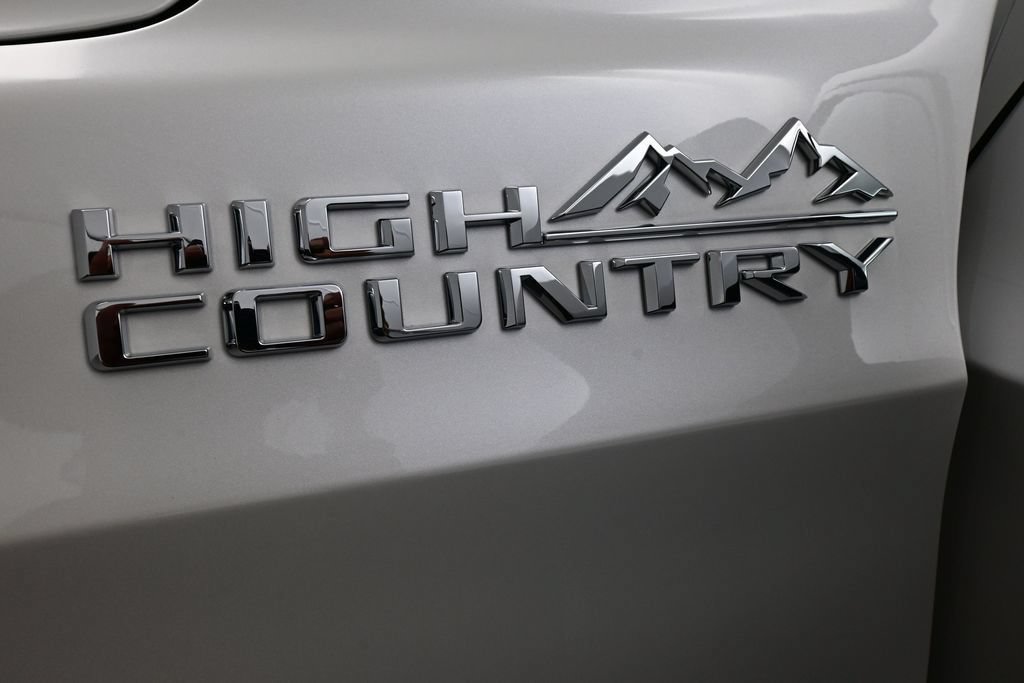 Used 2025 Chevrolet Suburban High Country AWD/4WD image 15
