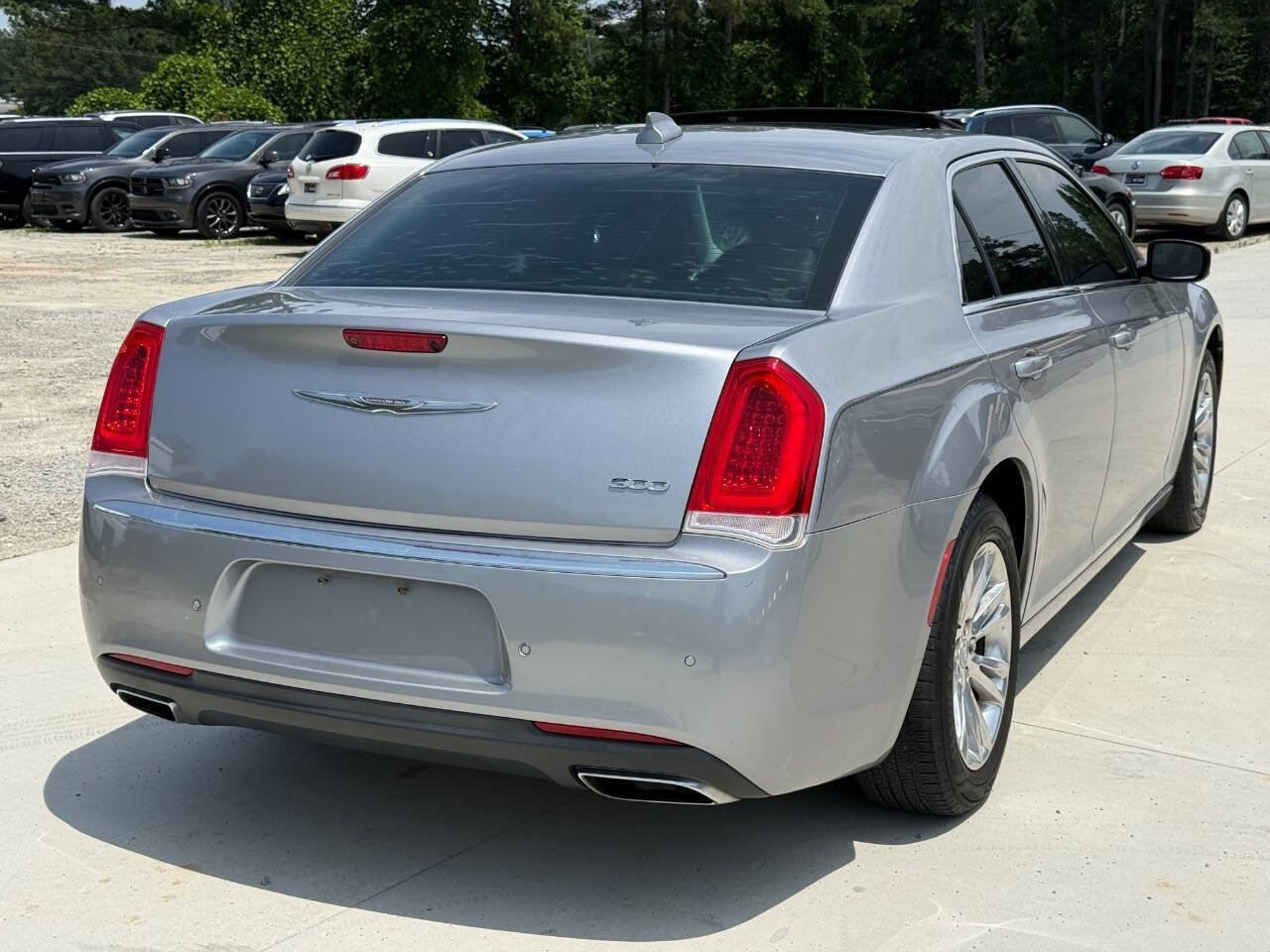 Used 2017 Chrysler 300 Limited w/ 300 Premium Group RWD image 9