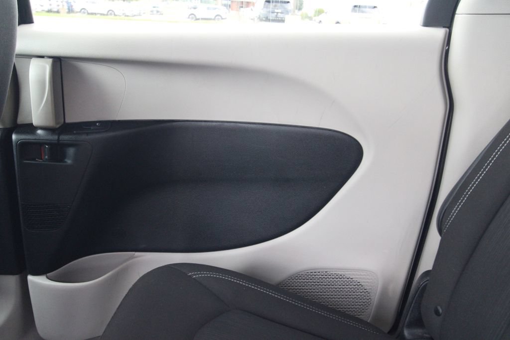 Used 2022 Chrysler Voyager LX FWD image 39