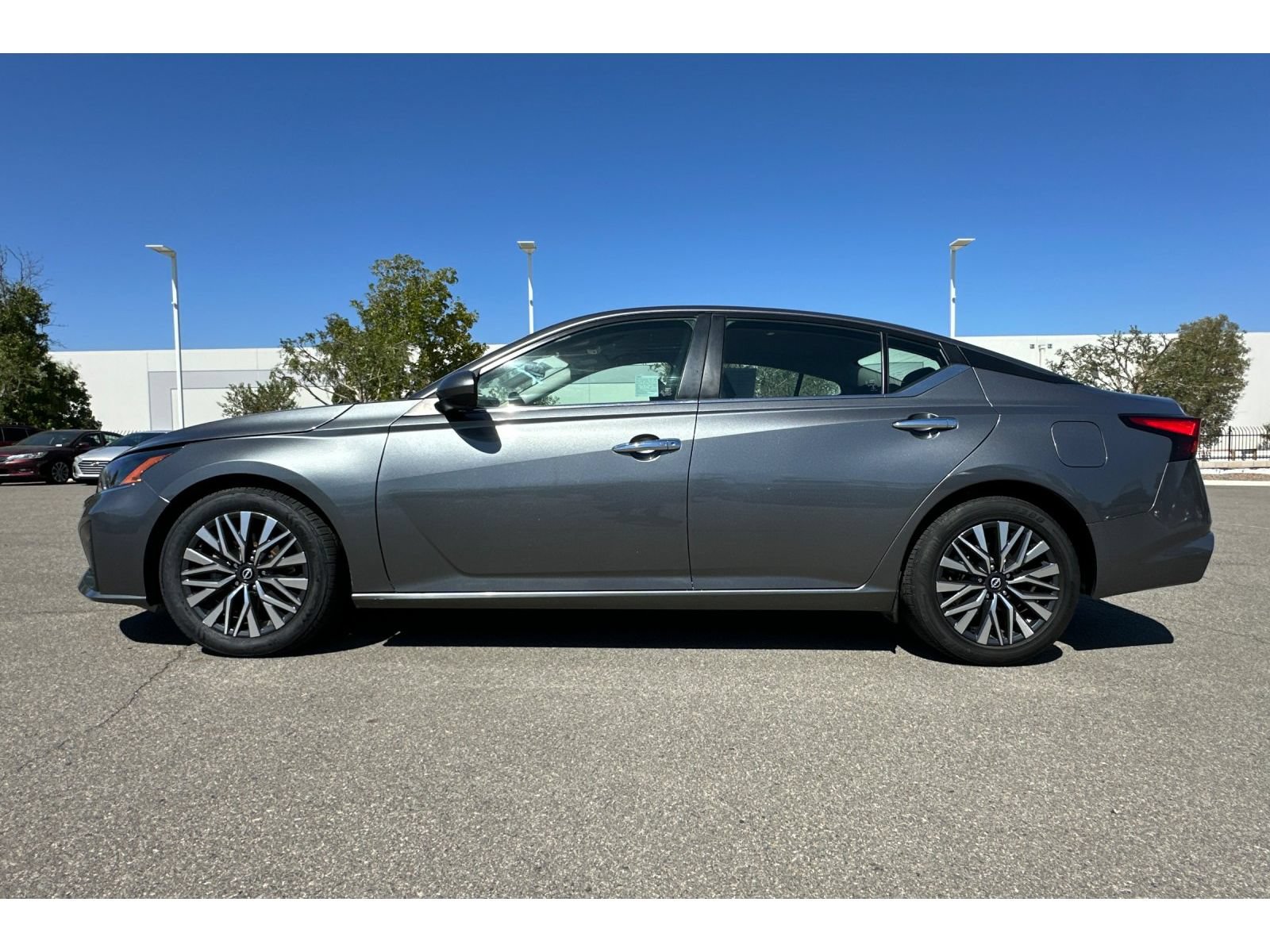 Used 2023 Nissan Altima 2.5 SV FWD image 2
