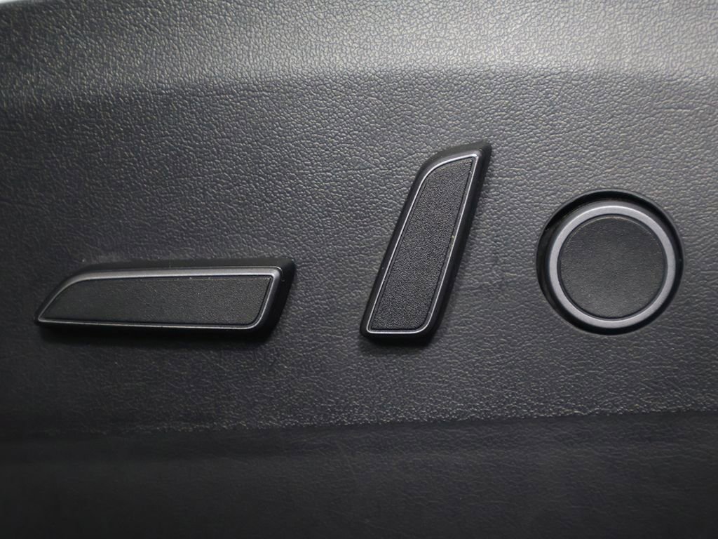 Used 2022 Tesla Model Y Long Range AWD/4WD image 31
