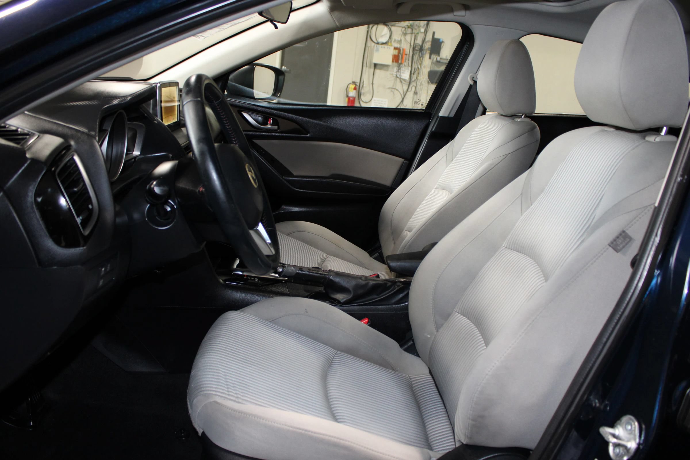 Used 2016 MAZDA MAZDA3 i Touring FWD image 23