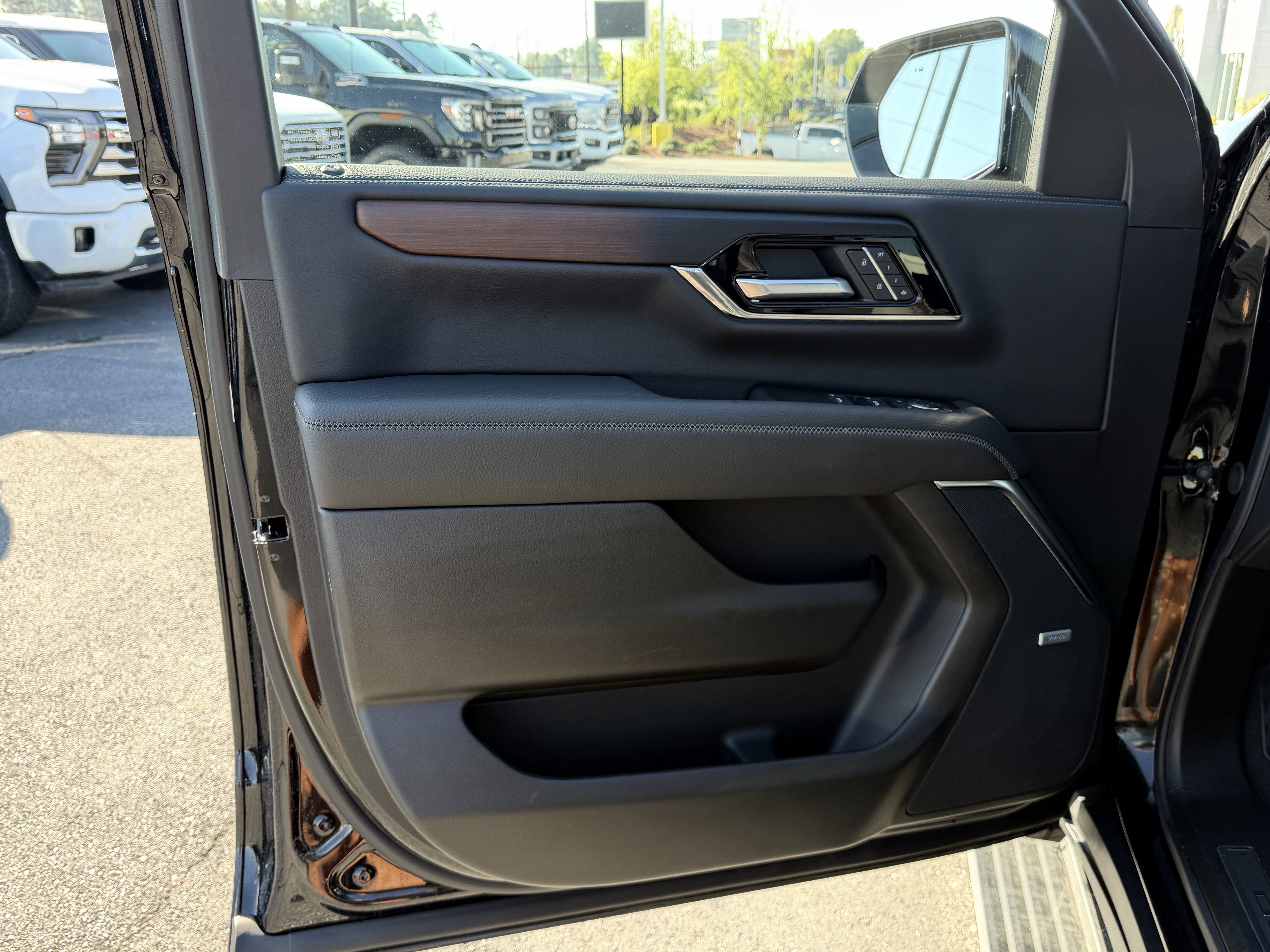 Used 2026 GMC Yukon Denali w/ Sun & Power Step Package AWD/4WD image 14