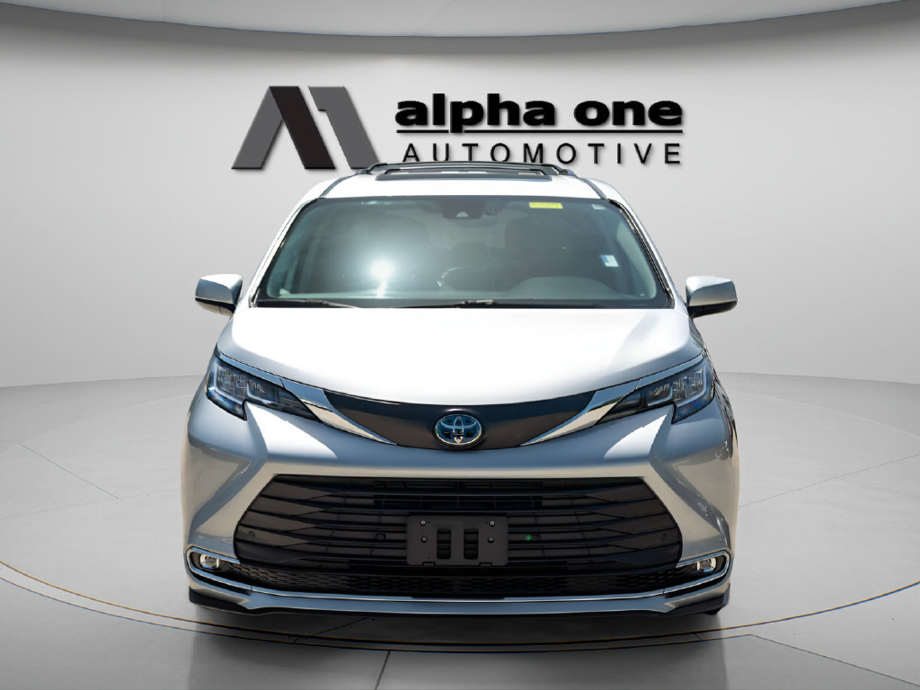 Used 2022 Toyota Sienna XLE FWD image 2
