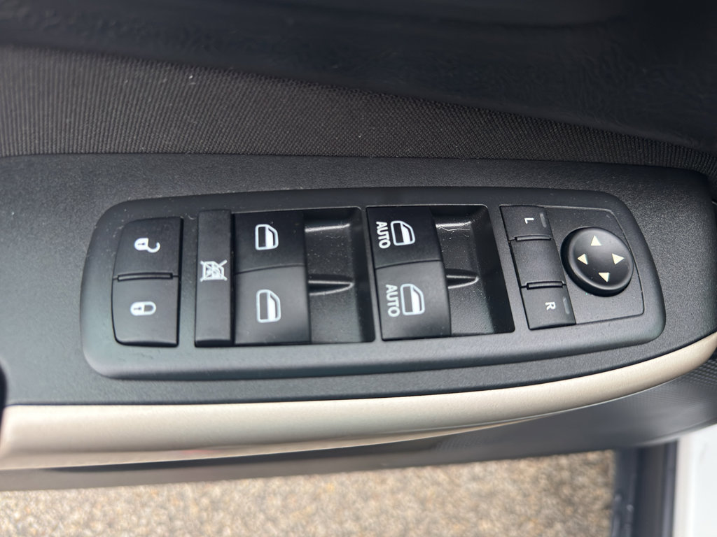 Used 2017 Jeep Cherokee Latitude w/ Comfort/Convenience Group image 12