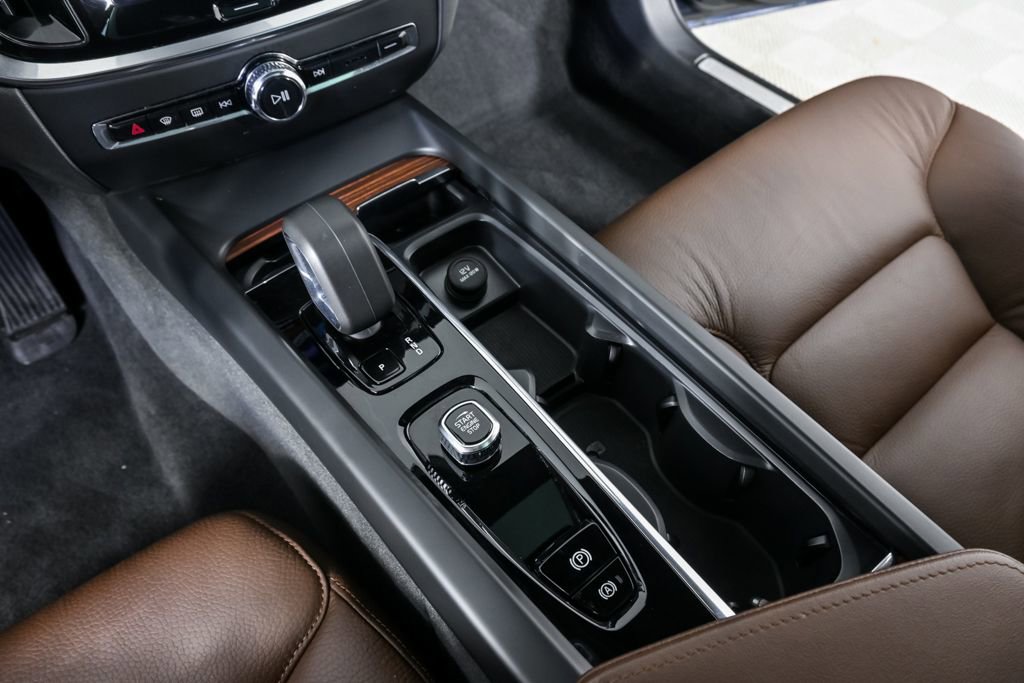 Used 2025 Volvo V60 B5 Cross Country Plus image 17