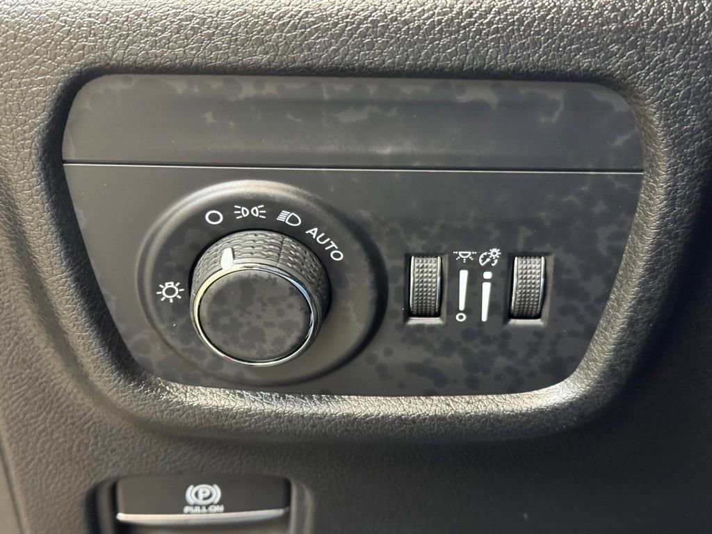 Used 2025 Jeep Grand Cherokee Laredo X w/ Luxury Tech Group I image 28