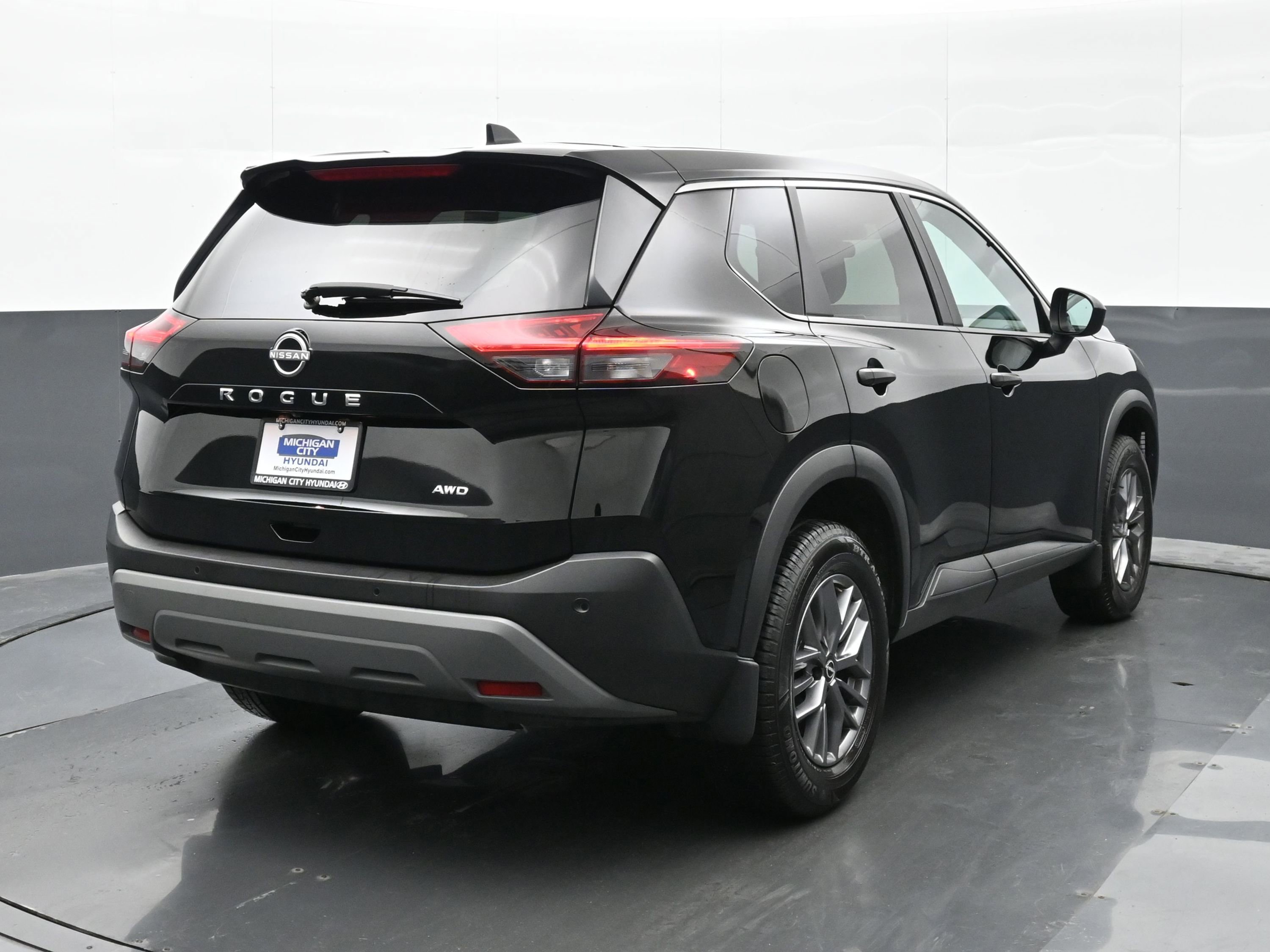 Used 2023 Nissan Rogue S AWD/4WD image 4
