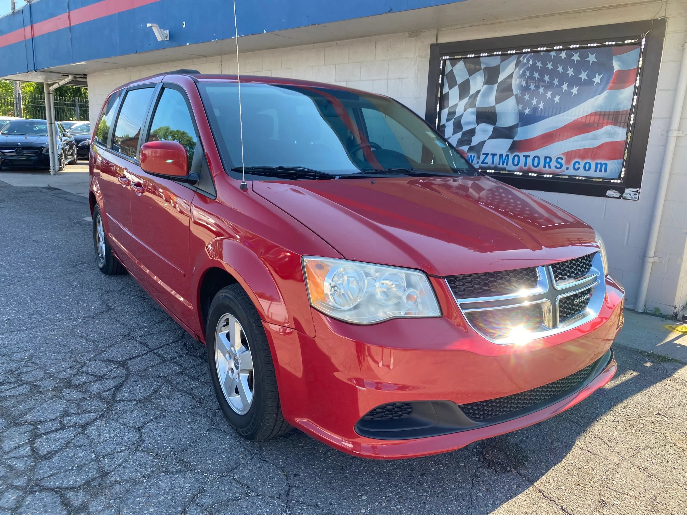 Used 2012 Dodge Grand Caravan SXT FWD image 1