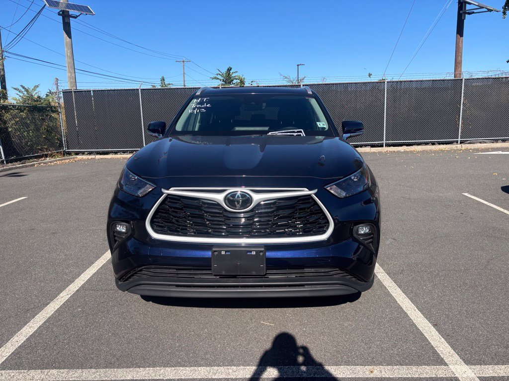 Used 2025 Toyota Highlander XLE AWD/4WD image 2