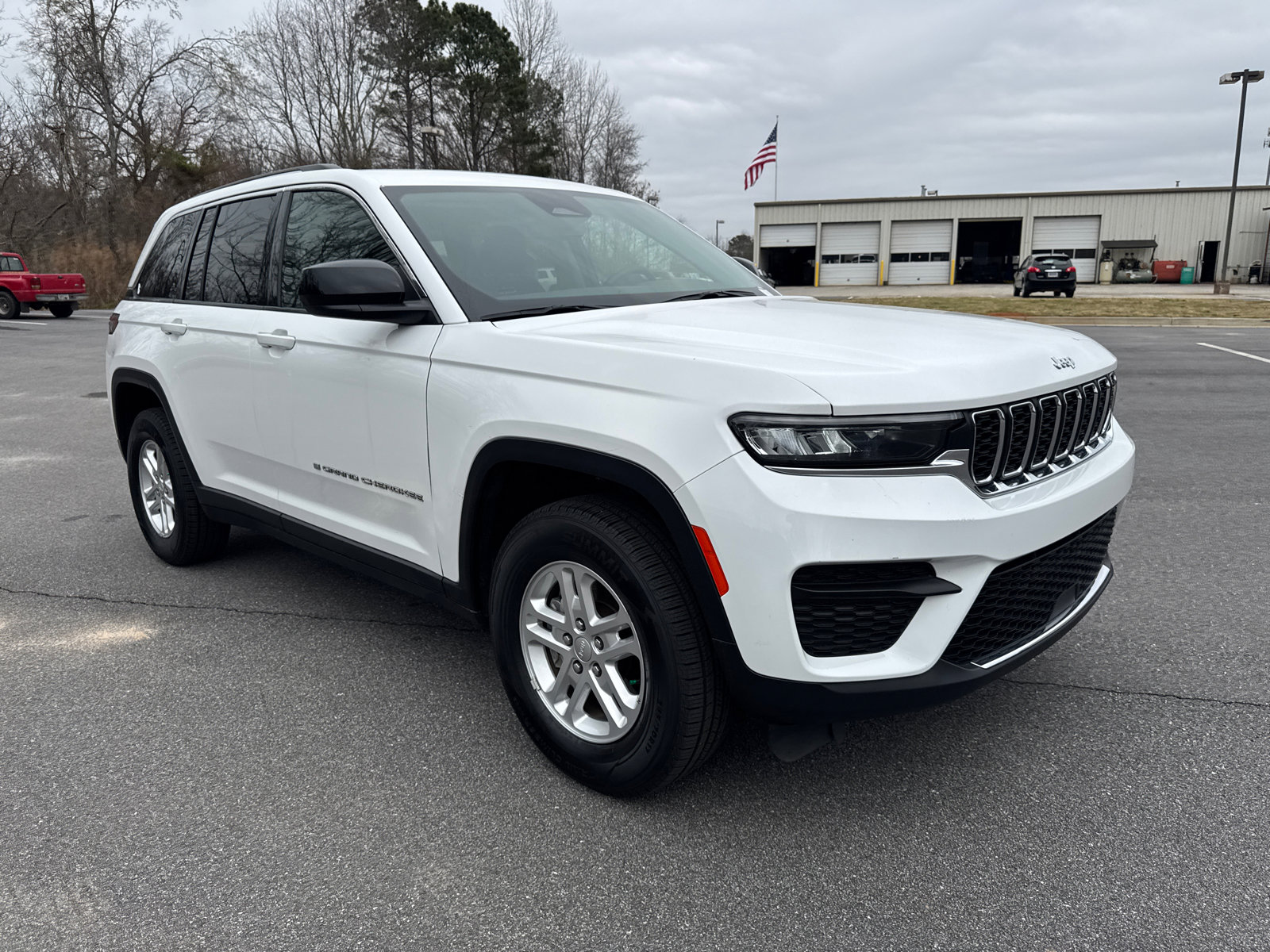 Used 2024 Jeep Grand Cherokee Laredo image 3