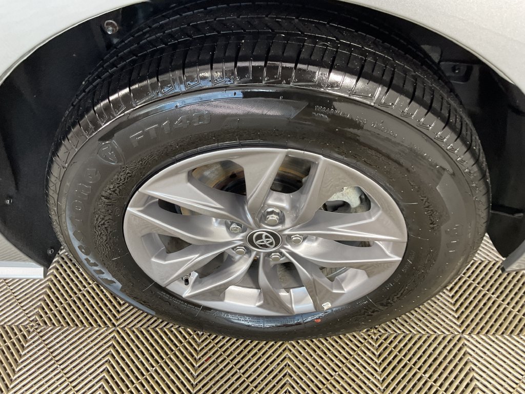 Certified 2025 Toyota Sienna XLE FWD image 6