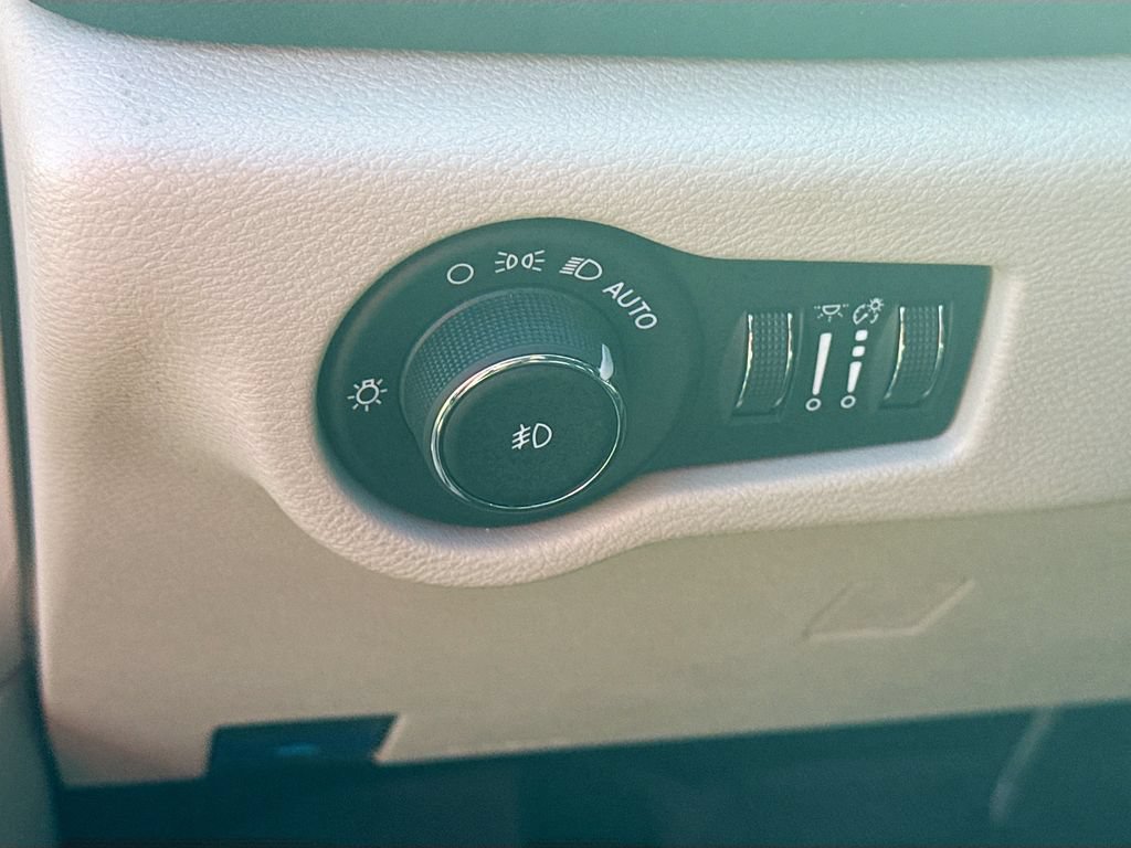 Used 2024 Chrysler Pacifica Touring-L FWD image 10