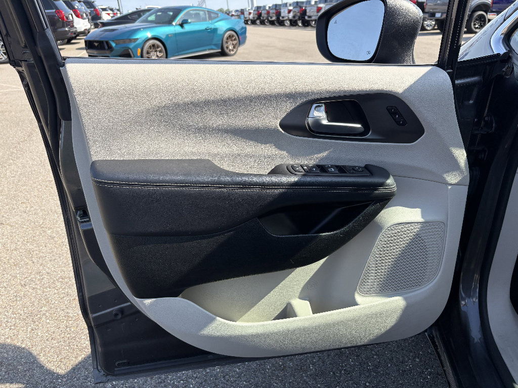 Used 2023 Chrysler Pacifica Touring-L image 29