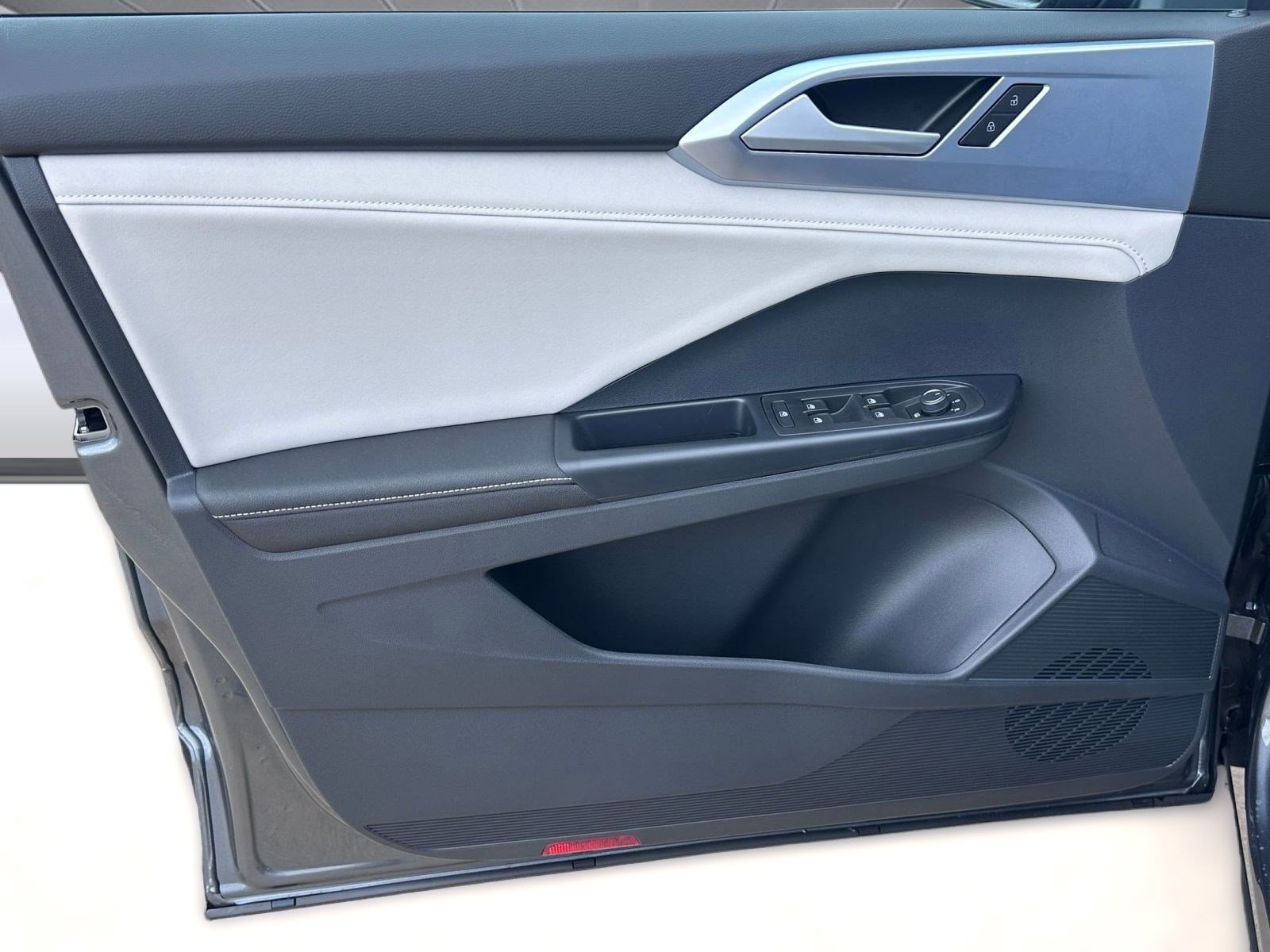 New 2026 Volkswagen Taos SE image 20