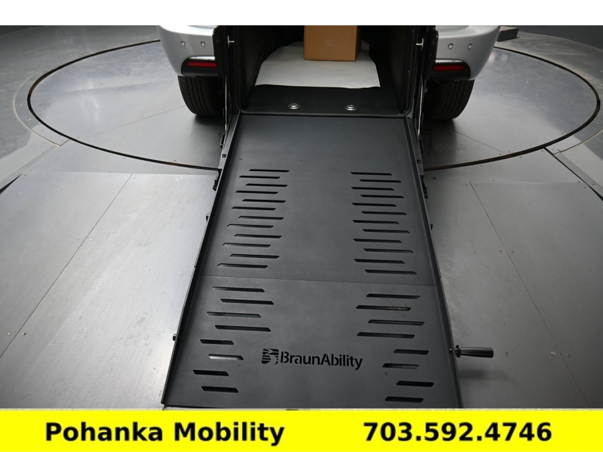 Used 2024 Chrysler Pacifica Touring-L FWD image 11
