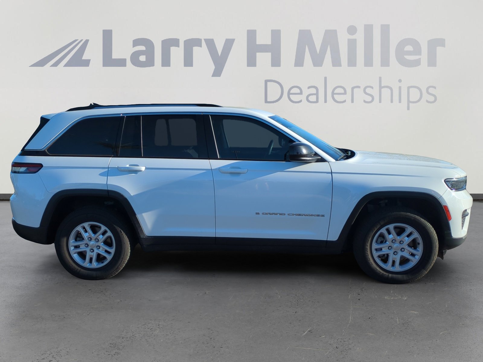 Certified 2023 Jeep Grand Cherokee Laredo image 6