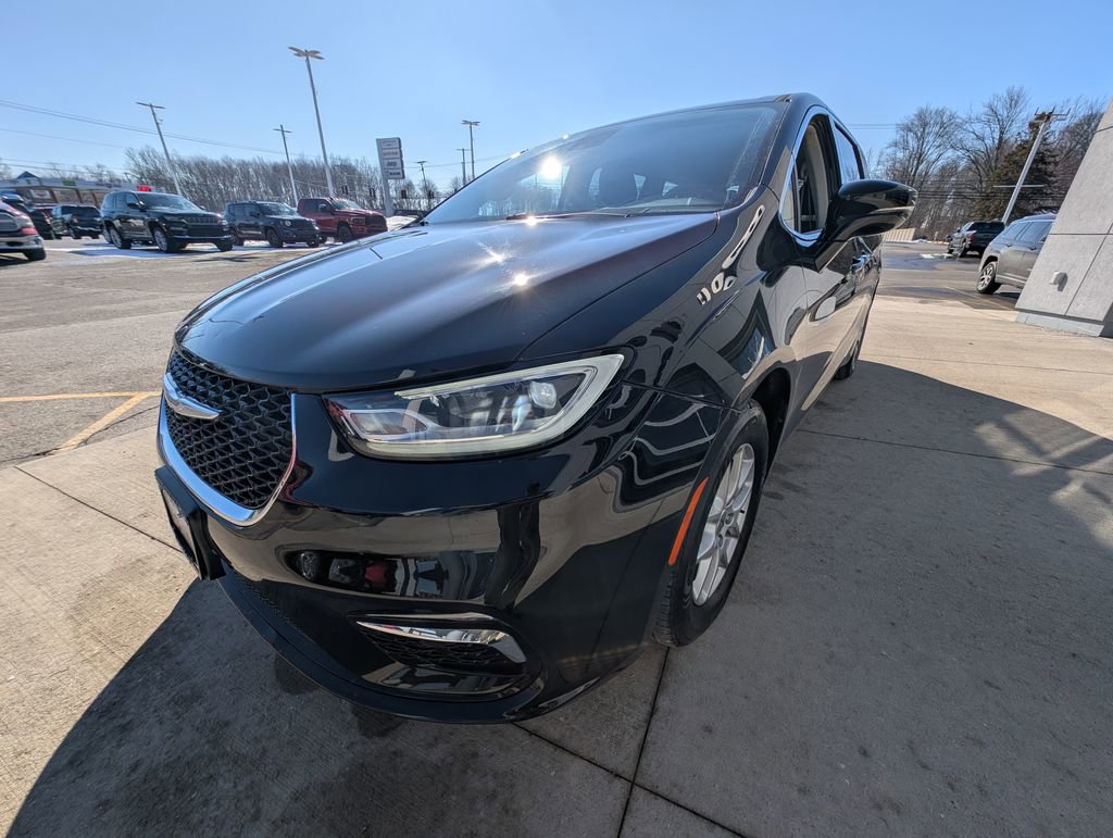 Used 2024 Chrysler Pacifica Touring-L image 8