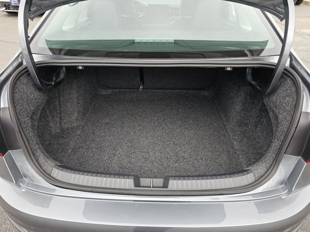 Certified 2025 Volkswagen Jetta SE w/ Sunroof Package image 29