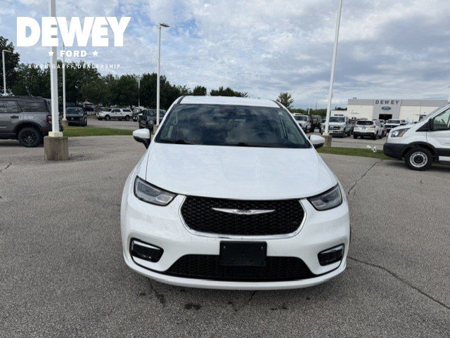 Used 2023 Chrysler Pacifica Touring-L FWD image 2