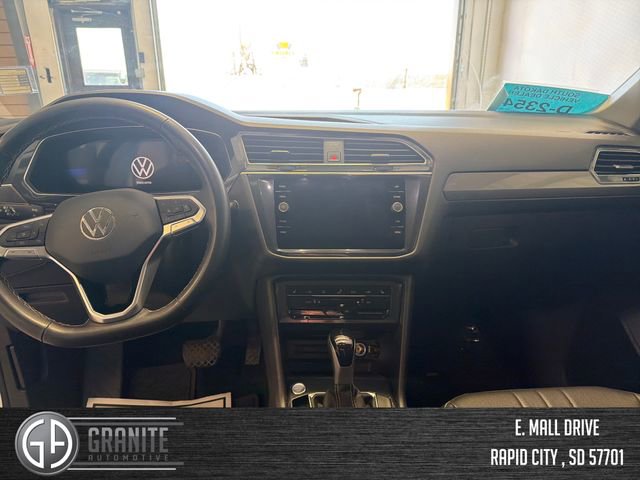 Used 2024 Volkswagen Tiguan SE w/ Panoramic Sunroof Package image 12