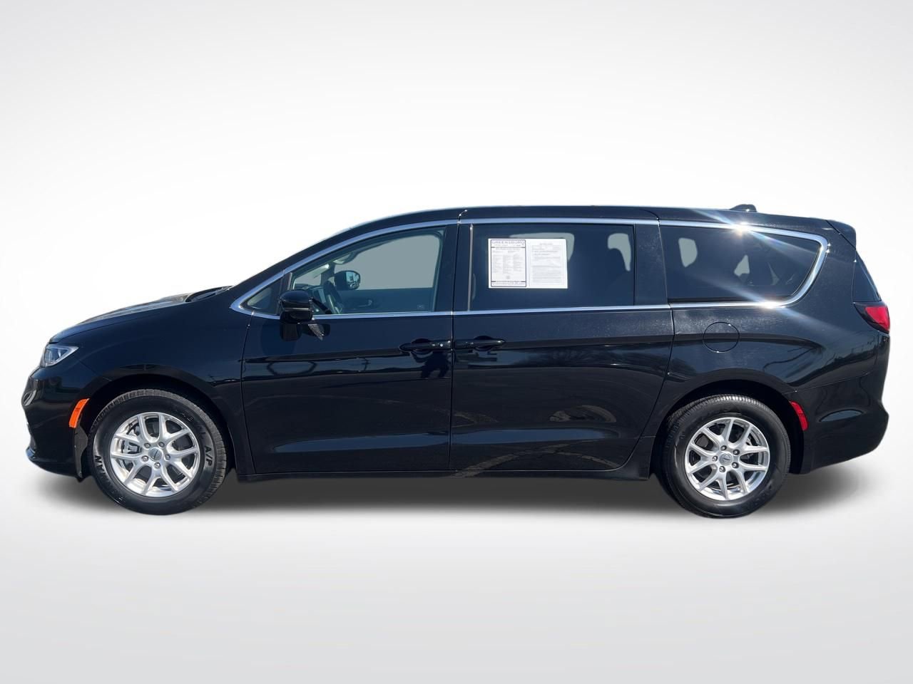 Used 2024 Chrysler Pacifica Touring-L image 2