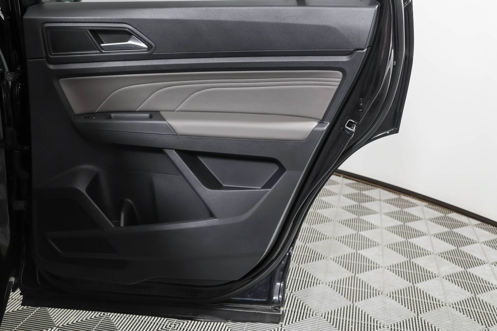 Certified 2023 Volkswagen Atlas Cross Sport SE w/ Panoramic Sunroof Package AWD/4WD image 43