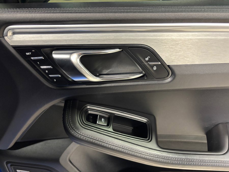 Used 2017 Porsche Macan Turbo AWD/4WD image 18