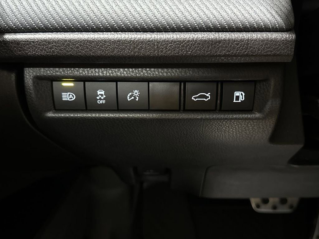 Used 2025 Toyota Camry SE w/ Convenience Package image 18