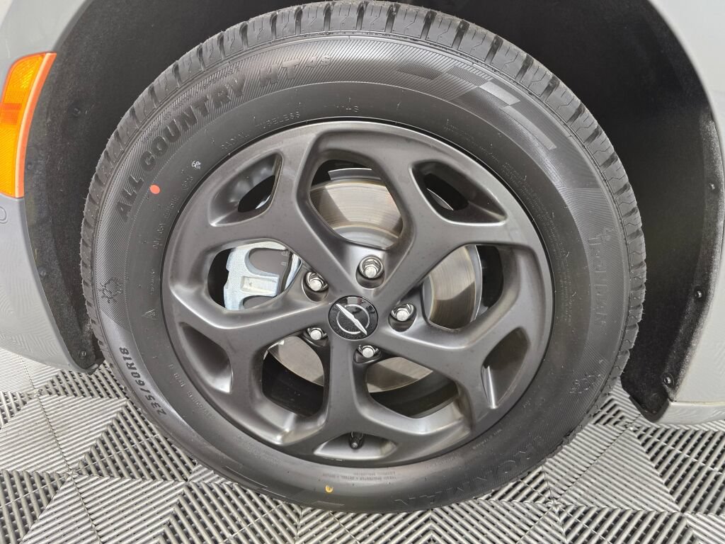 Used 2023 Chrysler Pacifica Limited w/ Uconnect Theater Family Group FWD image 9