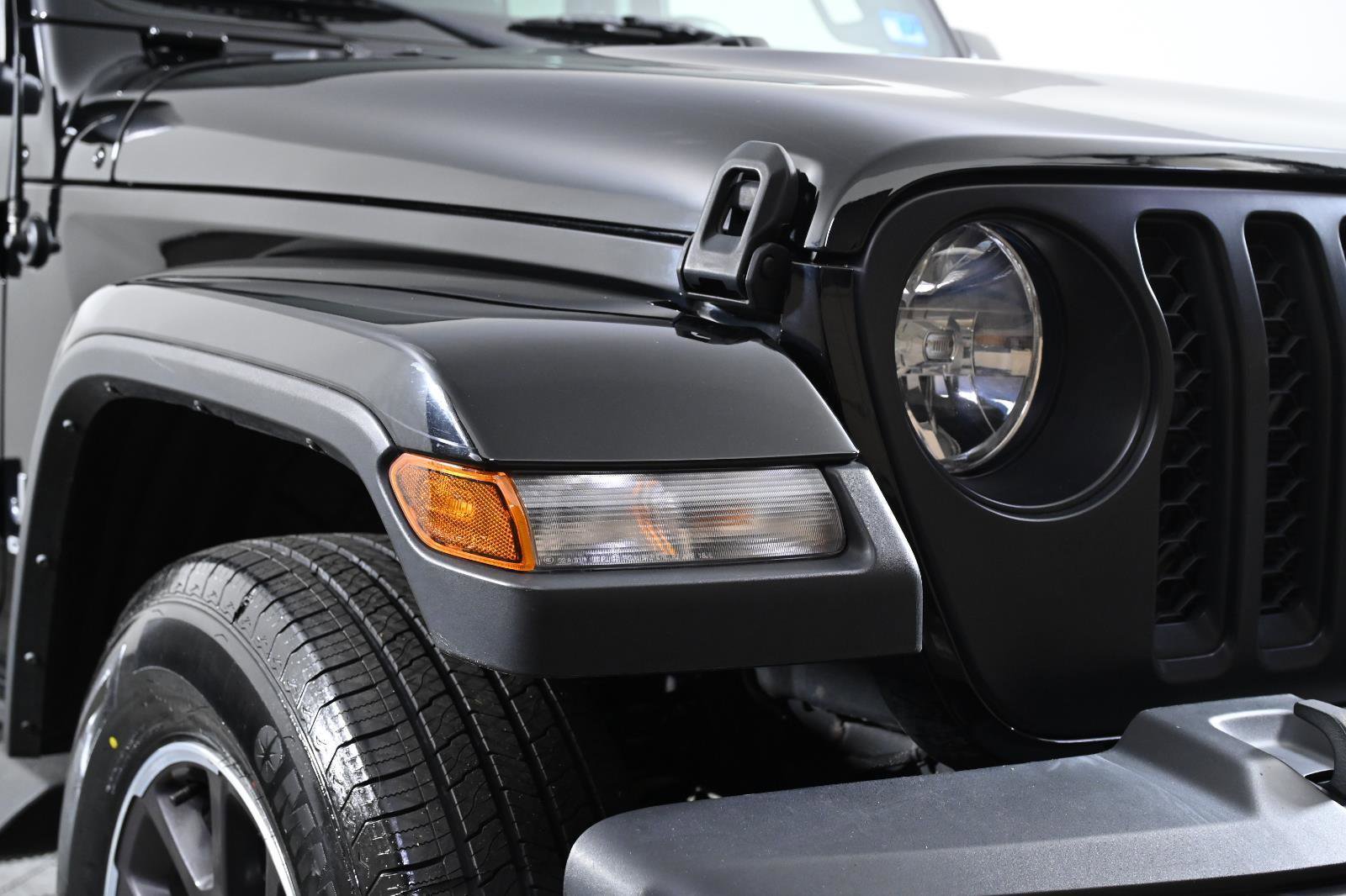 Used 2022 Jeep Gladiator Overland w/ Cold Weather Group AWD/4WD image 4
