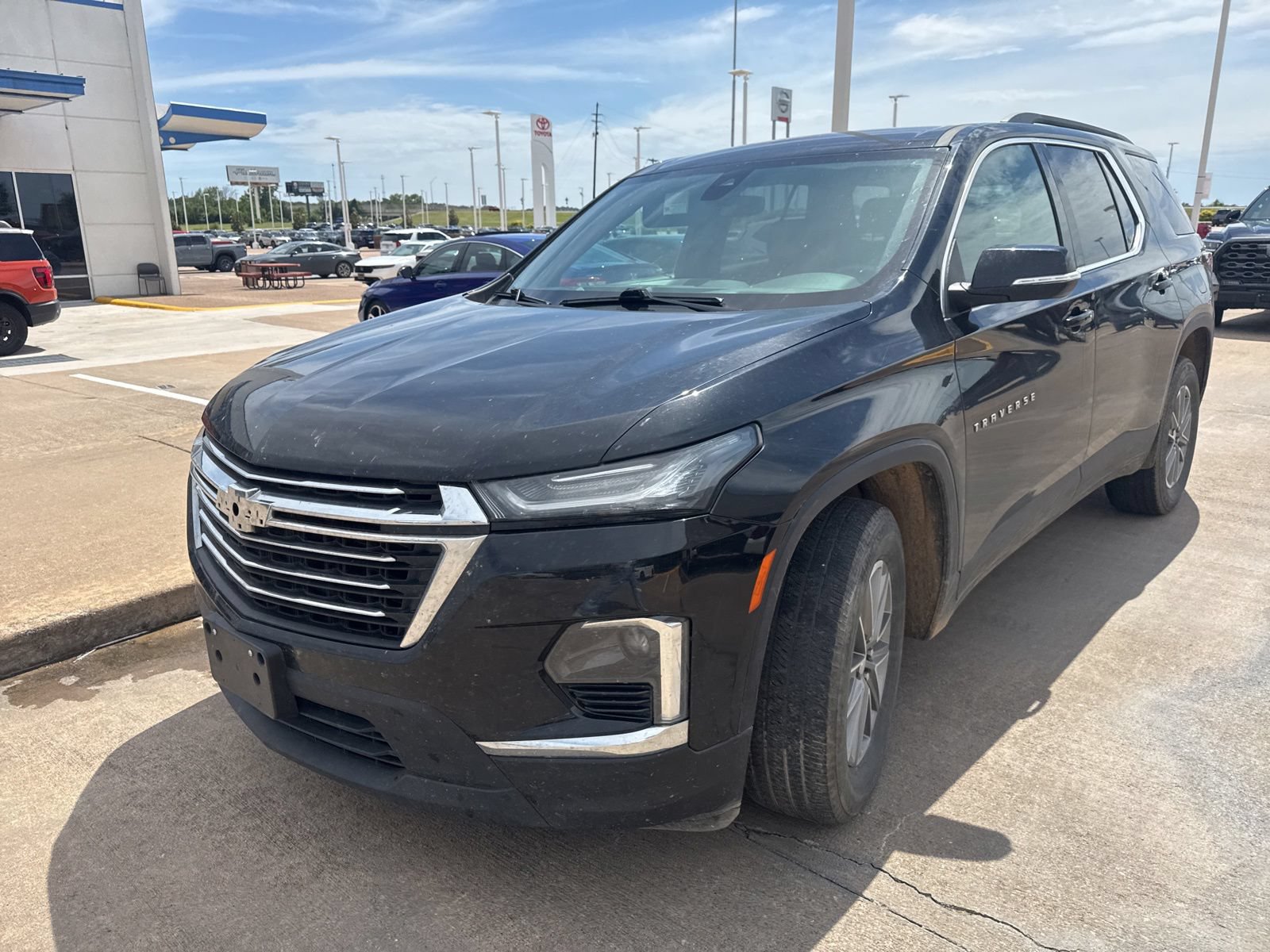Used 2023 Chevrolet Traverse LT w/ LPO, Floor Liner Package FWD image 3