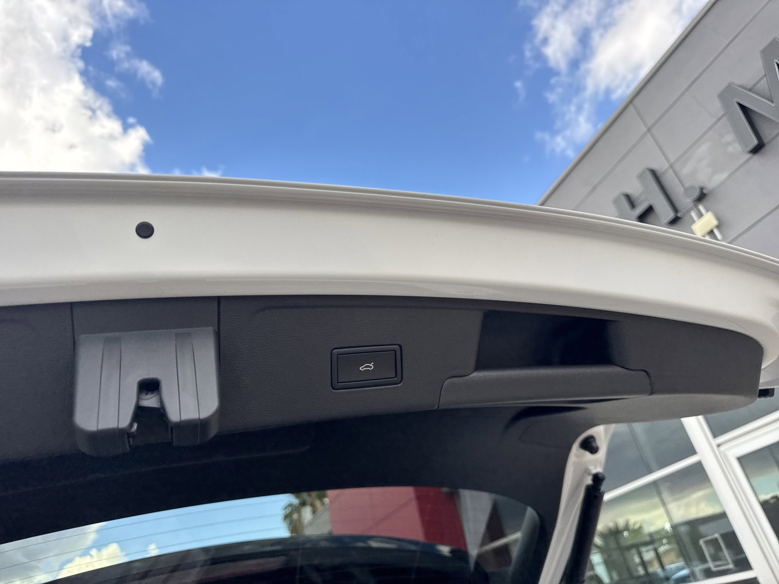 New 2026 Volkswagen Atlas Cross Sport SE image 9