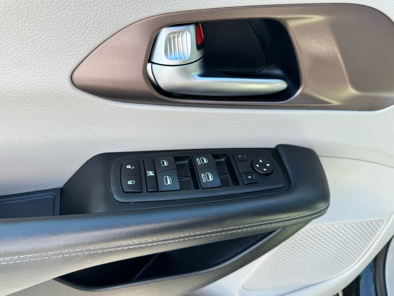 Used 2023 Chrysler Voyager LX image 11