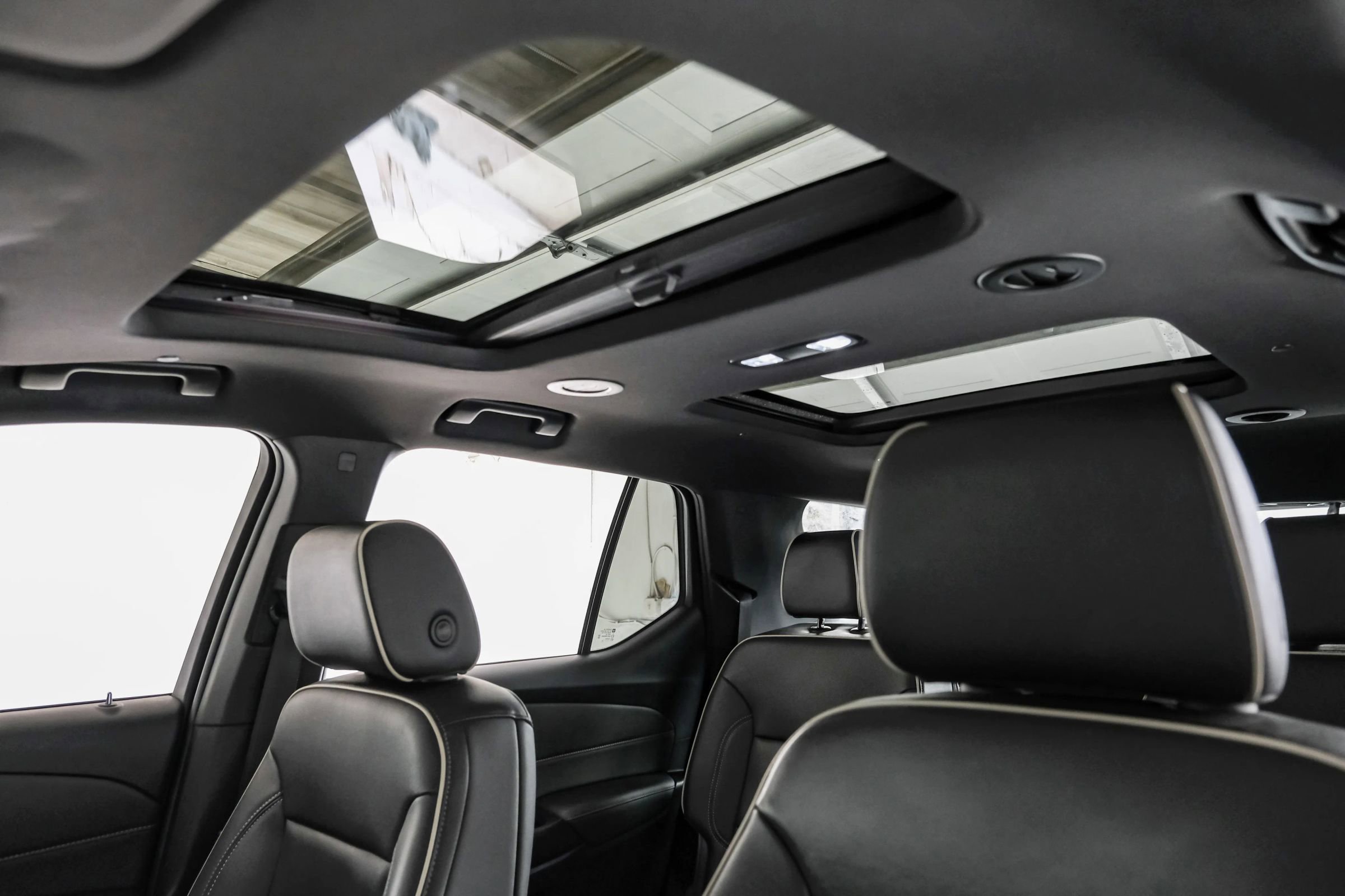 Used 2022 Chevrolet Traverse Premier w/ Redline Edition FWD image 4