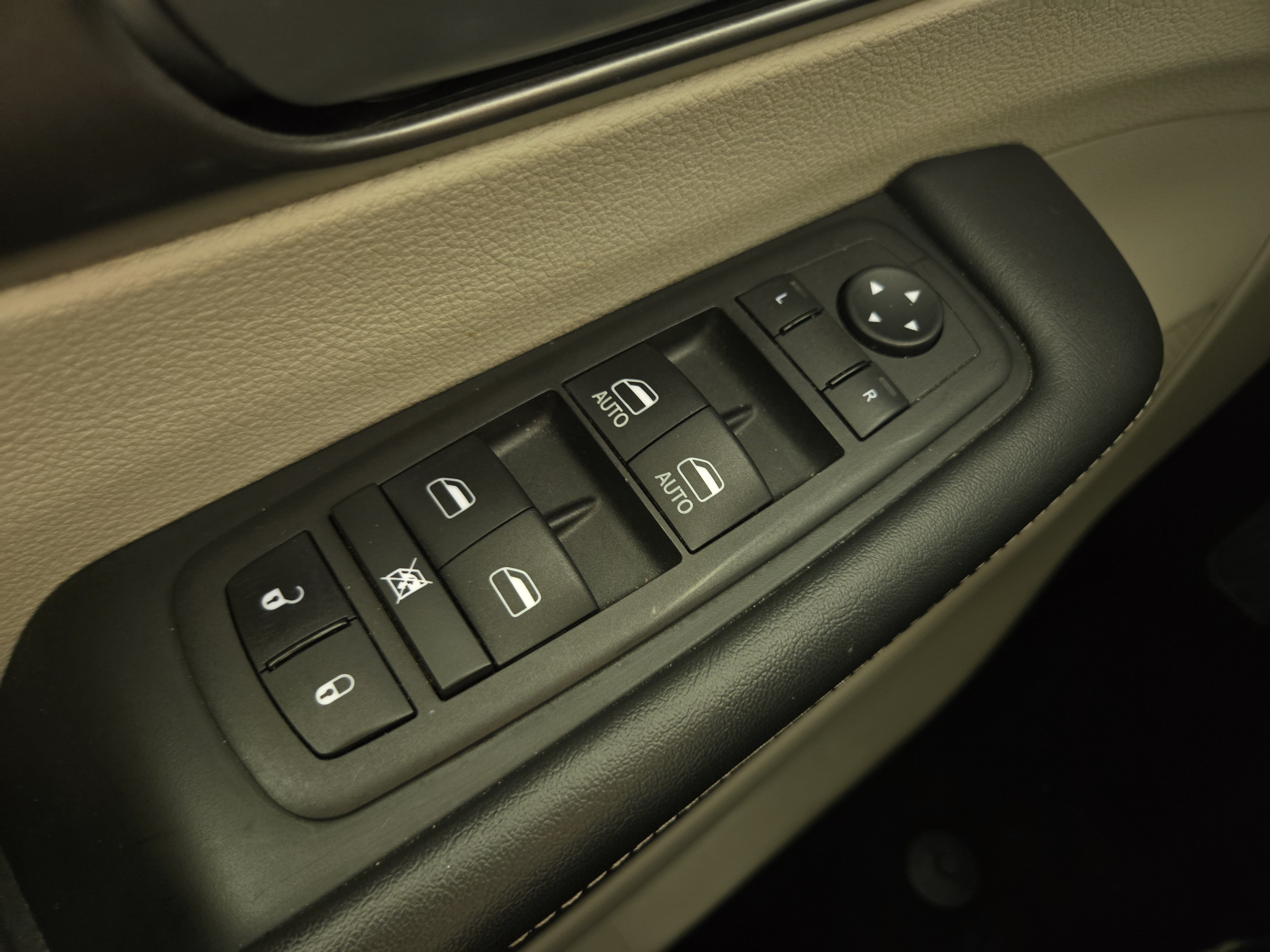 Used 2024 Chrysler Pacifica Limited FWD image 27